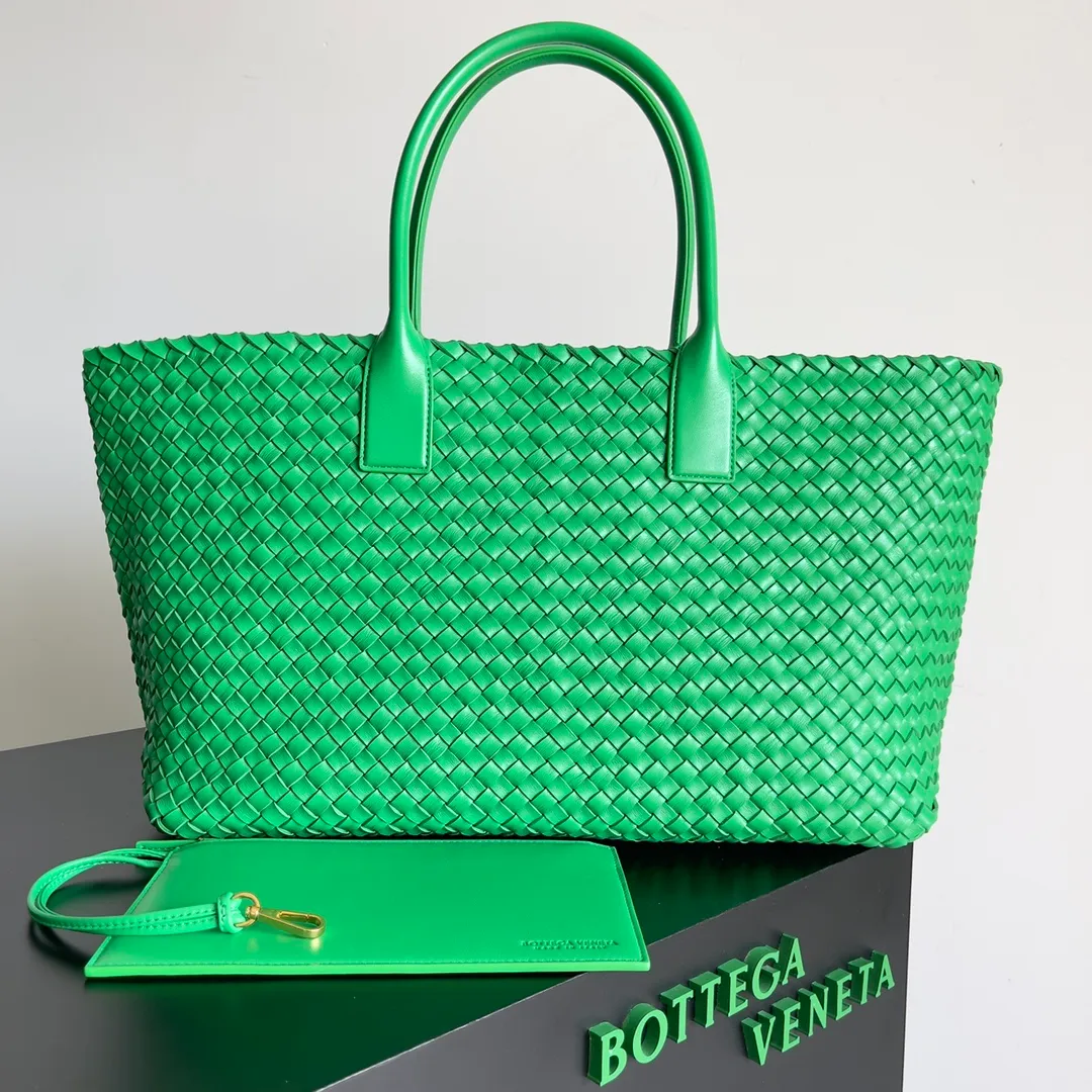 Batch 2860 Classic returns... (large size 51cm) • Cabat, born in 2001, is one of the most iconic styles of the Bottega Veneta workshop. The whole bag is made of top-grade imported lambskin. There is no exposed logo on the whole bag, but with the classic wide woven elements, you can tell who it belongs to at a glance! Can be carried on one shoulder, very practical! Style number: 608811 Size: 51*18*28
